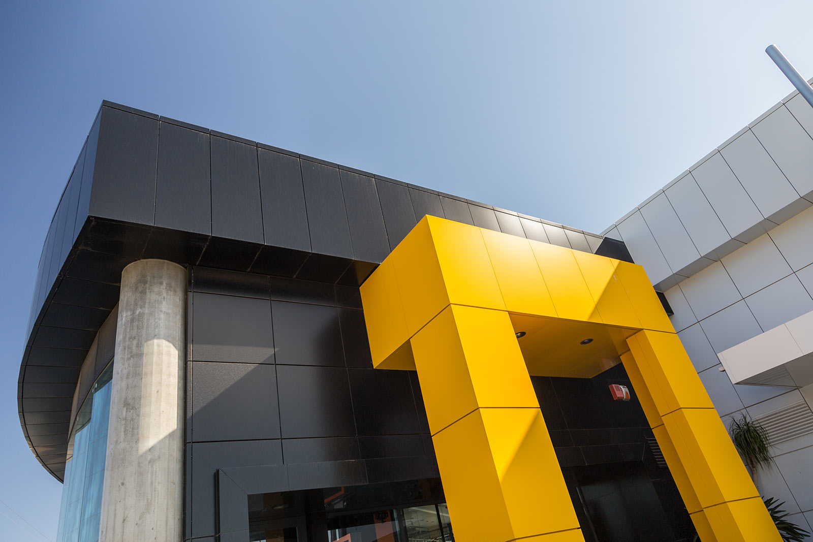 rivestimento-concessionaria-alluminio-composito-alucobond-sogimi